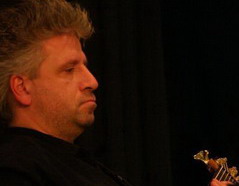 H�rs Viktor basszus  git�r B�g�