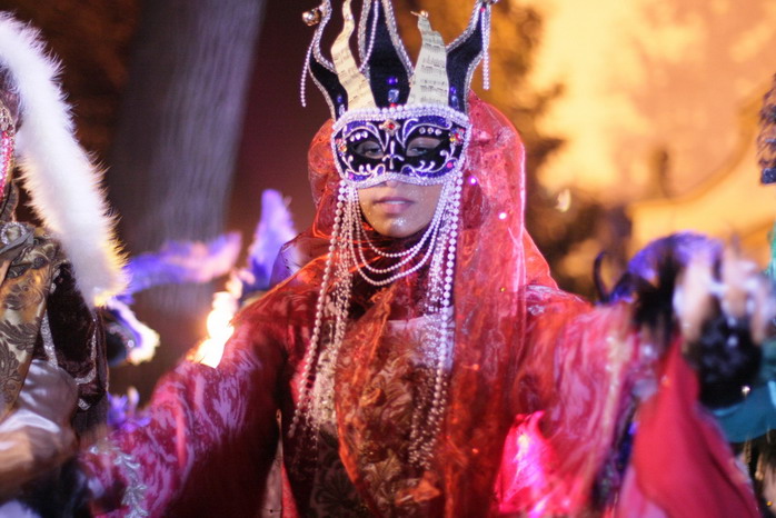 karneváli maskarás tánc jelenet
